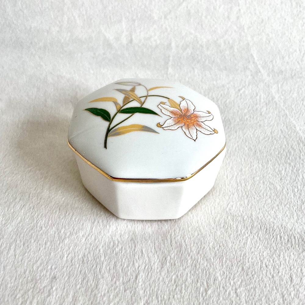 Vintage Japanese Octagonal Porcelain Trinket Box/w White Lily Design